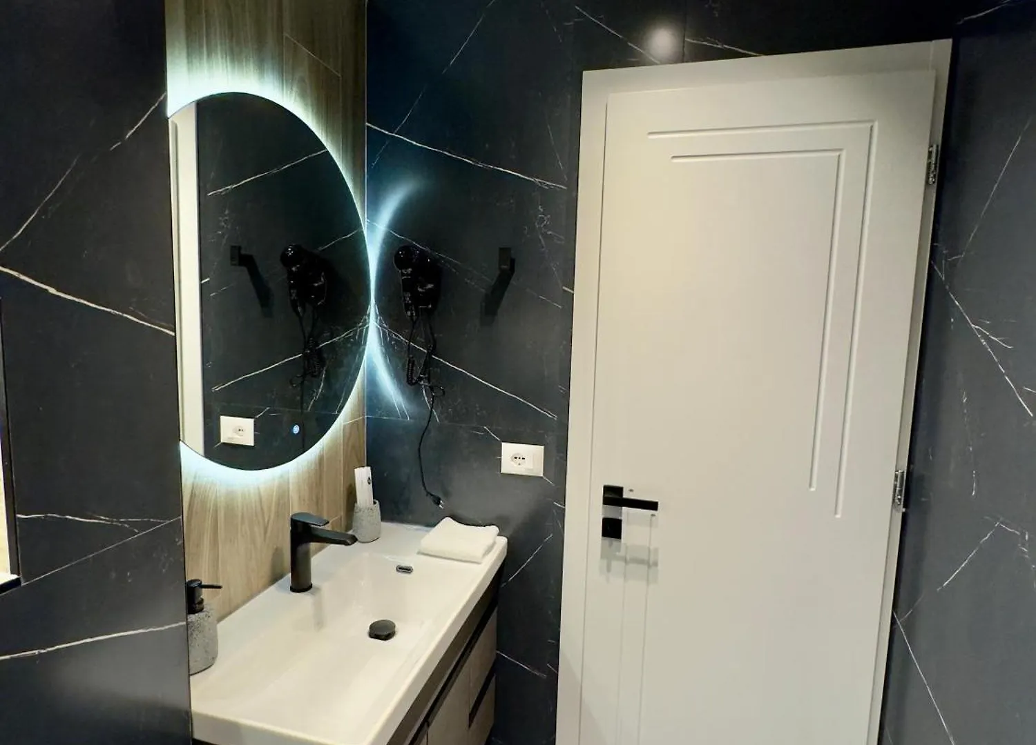Soinn'S Apartament Tirana 0*,